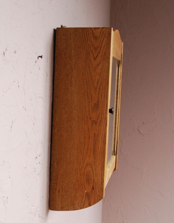 ウォールキャビネット　アンティーク家具　アンティークの小さな家具、タオルバー付き木製のスモールキャビネット。木目の表情がよく出ています。(d-1084-f)