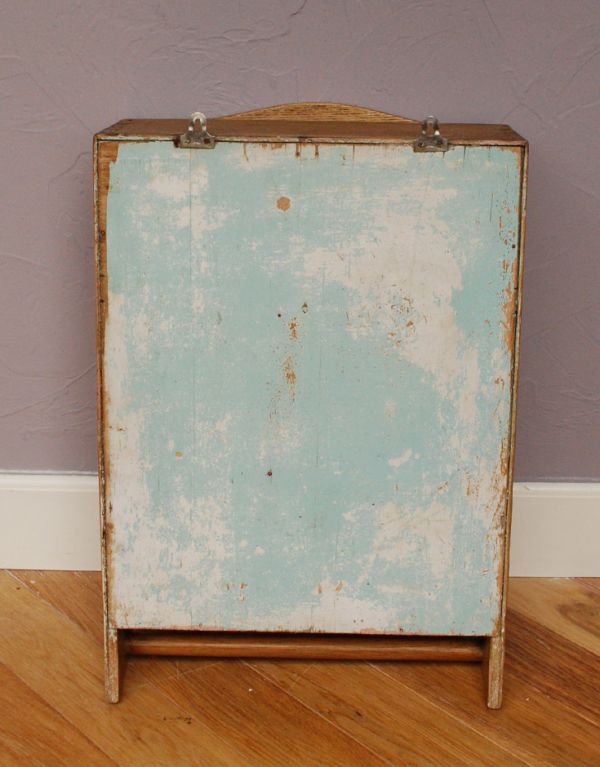 ウォールキャビネット　アンティーク家具　アンティークの小さな家具、タオルバー付き木製のスモールキャビネット。アンティークは新品ではないので、経年変化によるキズはありますが、専門の職人によって目立たないようにキレイにお直しをしています。(d-1084-f)