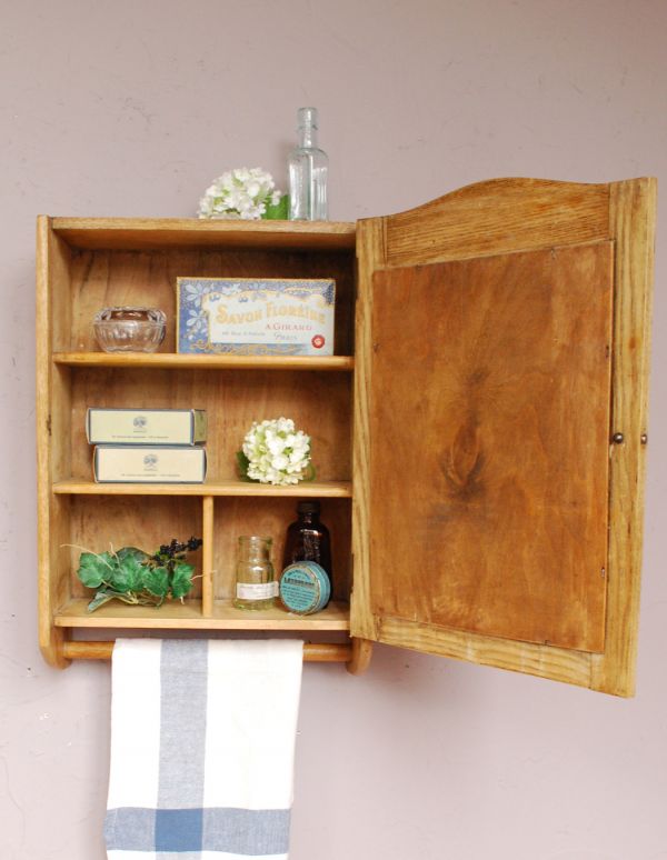 ウォールキャビネット　アンティーク家具　アンティークの小さな家具、タオルバー付き木製のスモールキャビネット。パウダールームに掛けたり、キッチンで料理本やスパイスケースに。(d-1084-f)