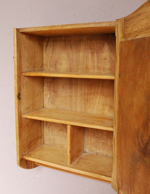 ウォールキャビネット　アンティーク家具　アンティークの小さな家具、タオルバー付き木製のスモールキャビネット。細かく仕切られているので、細々した小物を飾ったり、収納したりできます。(d-1084-f)