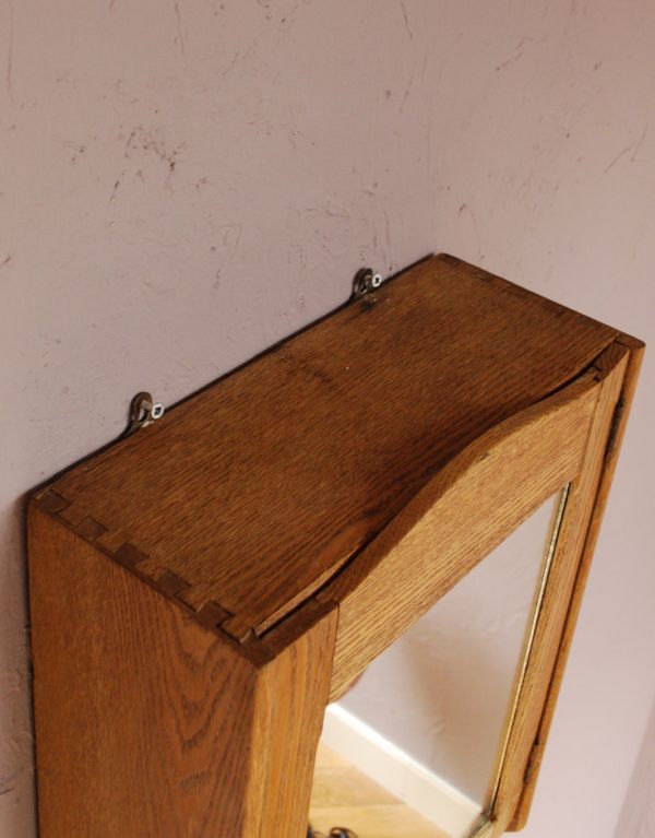 ウォールキャビネット　アンティーク家具　アンティークの小さな家具、タオルバー付き木製のスモールキャビネット。時計や携帯を置いたり、写真を飾ったり・・・ディスプレイも楽しめます。(d-1084-f)