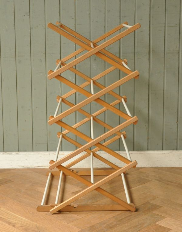 めずらしい家具 アンティーク家具 イギリスで見つけたアンティーク雑貨、折りたためるタオルハンガー(ランドリーラック)。置いてあるだけでオシャレに見えます。(d-1085-f)