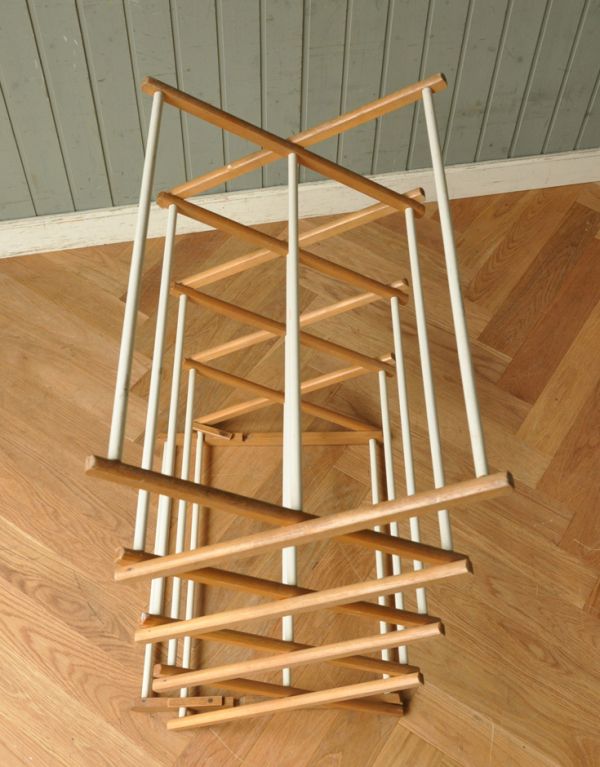 めずらしい家具 アンティーク家具 イギリスで見つけたアンティーク雑貨、折りたためるタオルハンガー(ランドリーラック)。アンティークは新品ではないので、経年変化によるキズはありますが、専門の職人によって目立たないようにキレイにお直しをしています。(d-1085-f)