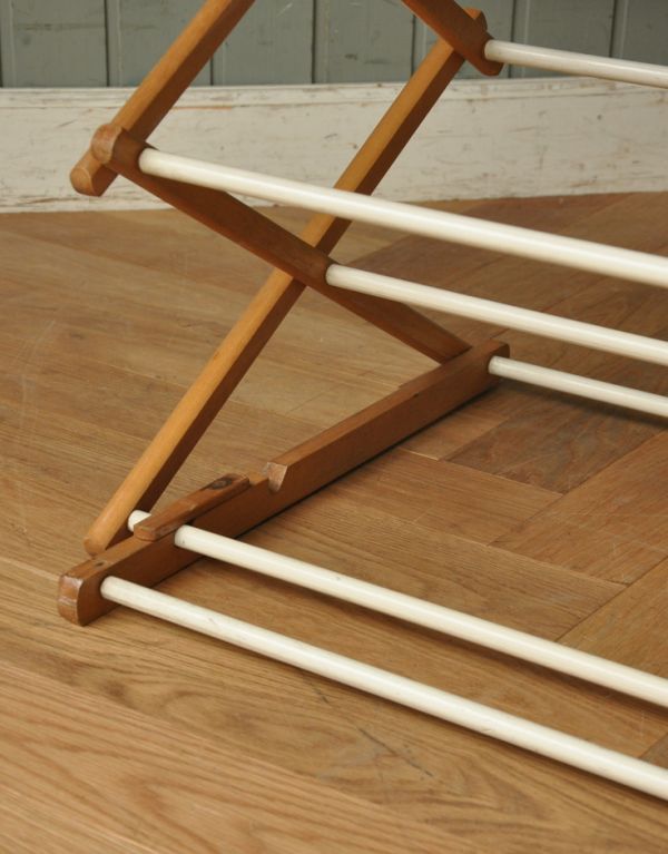 めずらしい家具 アンティーク家具 イギリスで見つけたアンティーク雑貨、折りたためるタオルハンガー(ランドリーラック)。高さは足元の溝で変えます。(d-1085-f)