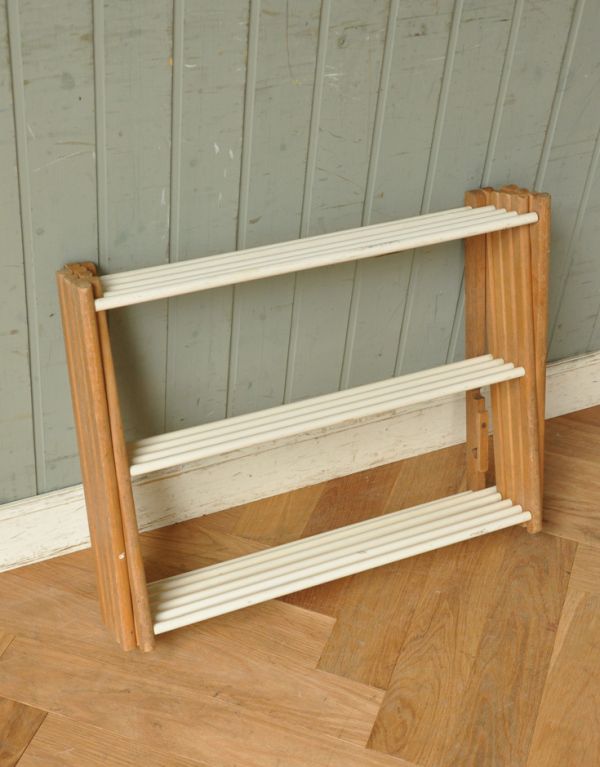 めずらしい家具 アンティーク家具 イギリスで見つけたアンティーク雑貨、折りたためるタオルハンガー(ランドリーラック)。折りたたむこともできる便利なアイテム!使わないときは小さくして収納できます。(d-1085-f)