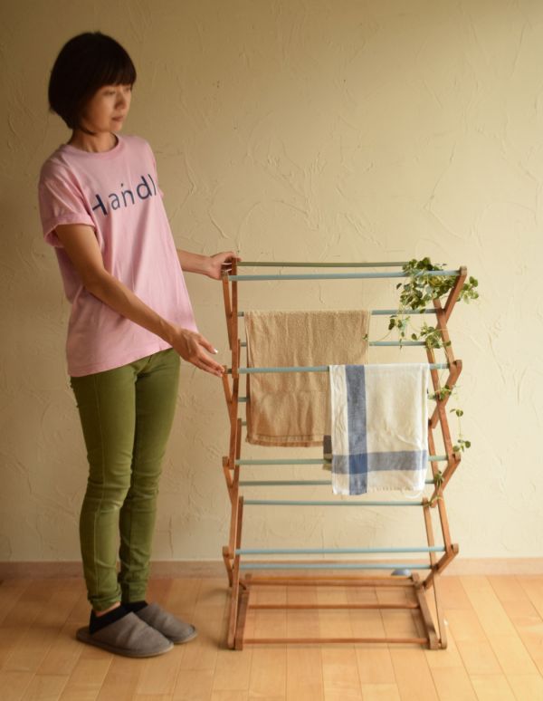 めずらしい家具　アンティーク家具　イギリスのアンティーク雑貨、折りたためるタオルハンガー（ランドリーラック）。木製がナチュラルでとってもオシャレ。(d-1086-f)