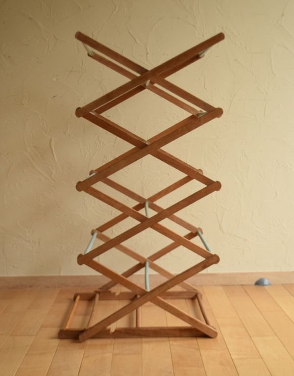 めずらしい家具　アンティーク家具　イギリスのアンティーク雑貨、折りたためるタオルハンガー（ランドリーラック）。木製がナチュラルでとってもオシャレです。(d-1086-f)