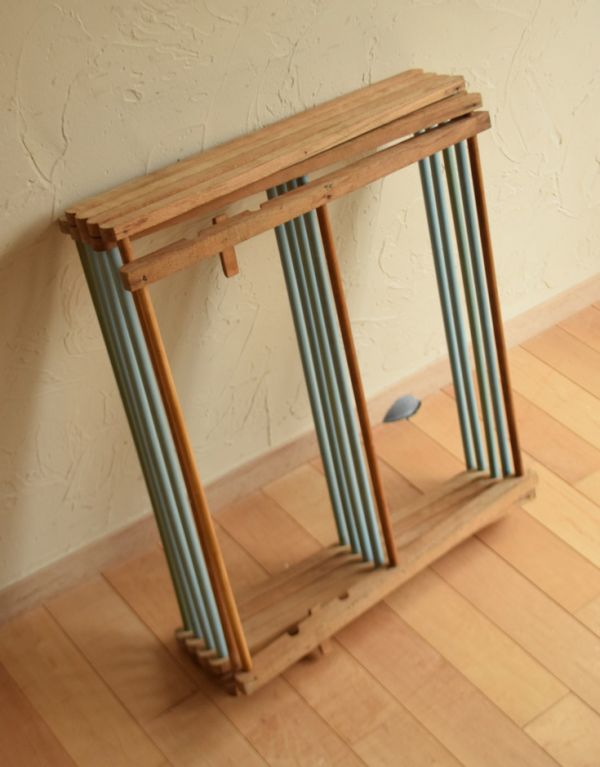 めずらしい家具　アンティーク家具　イギリスのアンティーク雑貨、折りたためるタオルハンガー（ランドリーラック）。折りたたむこともできる便利なアイテム！使わないときは小さくして収納できます。(d-1086-f)