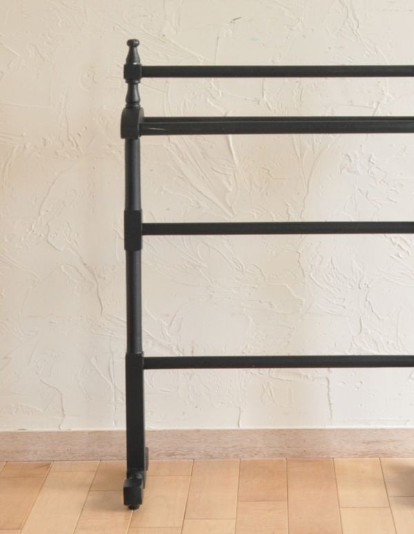 めずらしい家具 アンティーク家具 ブラックペイントのアンティーク雑貨、素敵なタオルハンガー。洋書のバスルームで見るようなタオルハンガー。(d-1087-f)