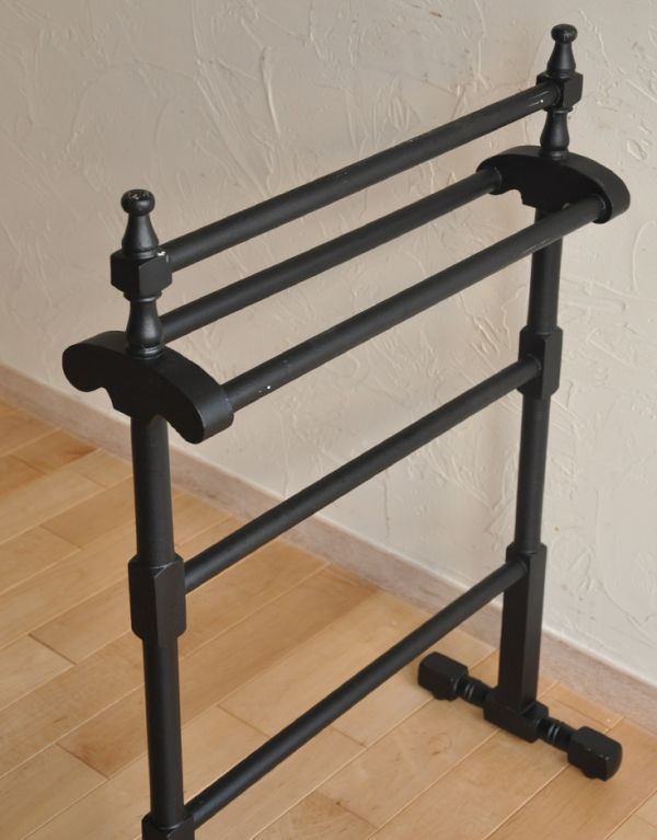 めずらしい家具 アンティーク家具 ブラックペイントのアンティーク雑貨、素敵なタオルハンガー。お洒落で使いやすいタオルハンガーがやってきました!バーは5本付いています。(d-1087-f)