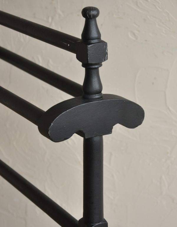 めずらしい家具 アンティーク家具 ブラックペイントのアンティーク雑貨、素敵なタオルハンガー。専門の職人によってお直ししていますが、アンティークは新品ではありません。(d-1087-f)