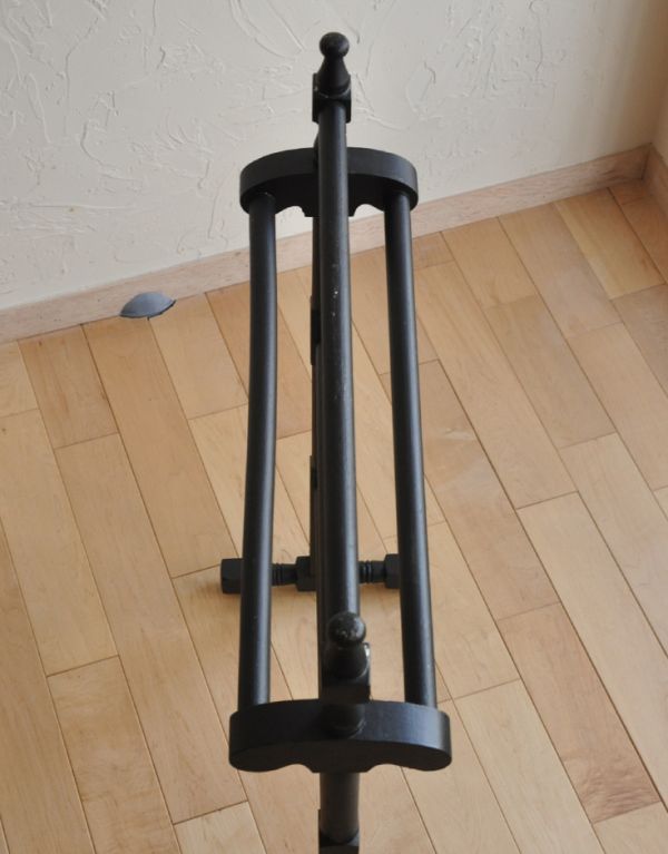 めずらしい家具 アンティーク家具 ブラックペイントのアンティーク雑貨、素敵なタオルハンガー。アンティークのタオルハンガーは、見た目はもちろん、使いやすいシンプルな造りが特徴です。(d-1087-f)