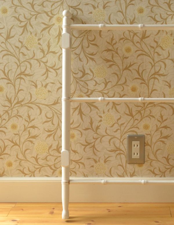 めずらしい家具　アンティーク家具　ホワイトカラーのアンティークタオルハンガー（タオルレイル）。使わない時はこのように折り畳んで、ちょっとしたスペースに収納できるので邪魔になりません。(d-1089-f)