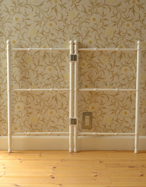 めずらしい家具　アンティーク家具　ホワイトカラーのアンティークタオルハンガー（タオルレイル）。手拭きやフェイスタオルなどを掛けて実用的にお楽しみ頂けます。(d-1089-f)