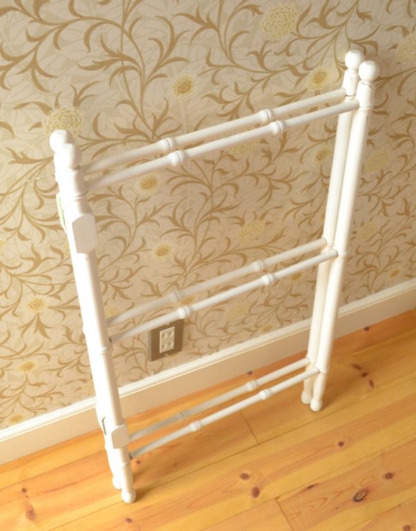 めずらしい家具　アンティーク家具　ホワイトカラーのアンティークタオルハンガー（タオルレイル）。専門の職人によってお直ししていますが、アンティークは新品ではありません。(d-1089-f)
