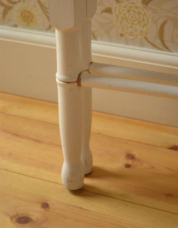 めずらしい家具　アンティーク家具　ホワイトカラーのアンティークタオルハンガー（タオルレイル）。メンテナンスをしっかりしているので、安心してお使いください。(d-1089-f)