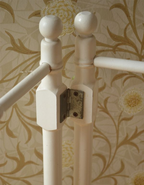 めずらしい家具　アンティーク家具　ホワイトカラーのアンティークタオルハンガー（タオルレイル）。トップには丸い飾りが付いています。(d-1089-f)