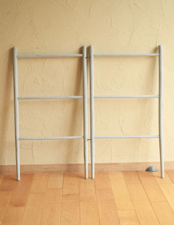 めずらしい家具　アンティーク家具　ベビーブルーカラーのアンティークタオルハンガー（ランドリーラック）。手拭きやフェイスタオルなどを掛けて実用的にお楽しみ頂けます。(d-1090-f)