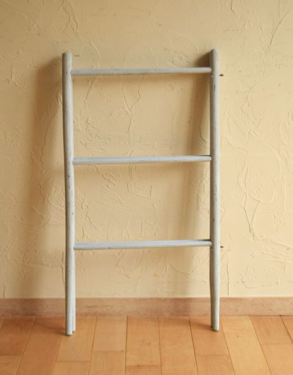 めずらしい家具　アンティーク家具　ベビーブルーカラーのアンティークタオルハンガー（ランドリーラック）。使わない時はこのように折り畳んで、ちょっとしたスペースに収納できるので邪魔になりません。(d-1090-f)