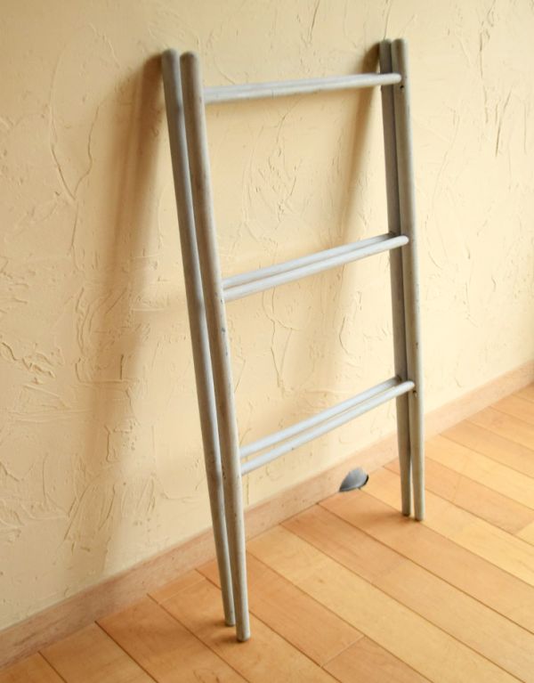 めずらしい家具　アンティーク家具　ベビーブルーカラーのアンティークタオルハンガー（ランドリーラック）。専門の職人によってお直ししていますが、アンティークは新品ではありません。(d-1090-f)