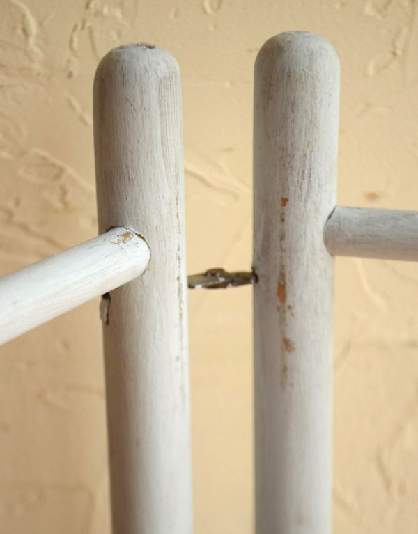 めずらしい家具　アンティーク家具　ベビーブルーカラーのアンティークタオルハンガー（ランドリーラック）。淡いブルーペイントがフレンチスタイルにピッタリ！。(d-1090-f)