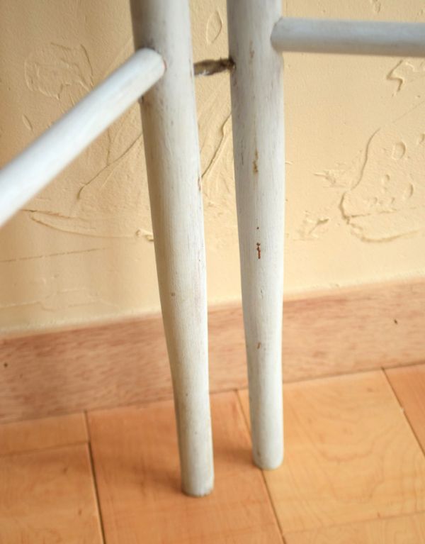 めずらしい家具　アンティーク家具　ベビーブルーカラーのアンティークタオルハンガー（ランドリーラック）。スラリとした細い脚です。(d-1090-f)