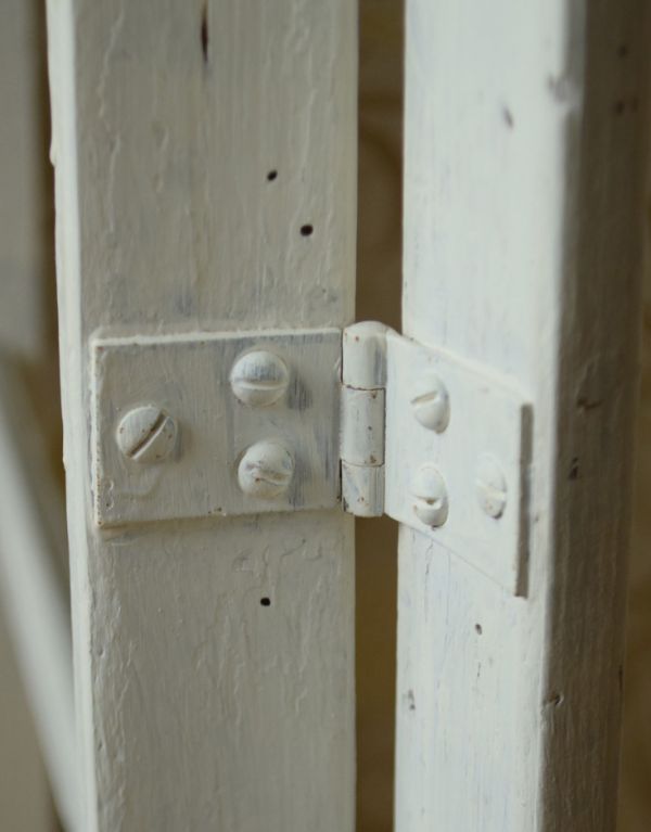 タオルハンガー　アンティーク家具　ホワイトペイントのアンティークタオルハンガー（タオルレイル）。金具もきちんと修復してお届けします。(d-1091-f)