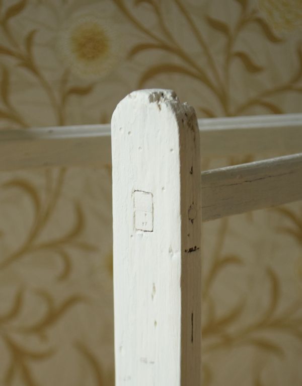 タオルハンガー　アンティーク家具　ホワイトペイントのアンティークタオルハンガー（タオルレイル）。きれいにペイントされています。(d-1091-f)