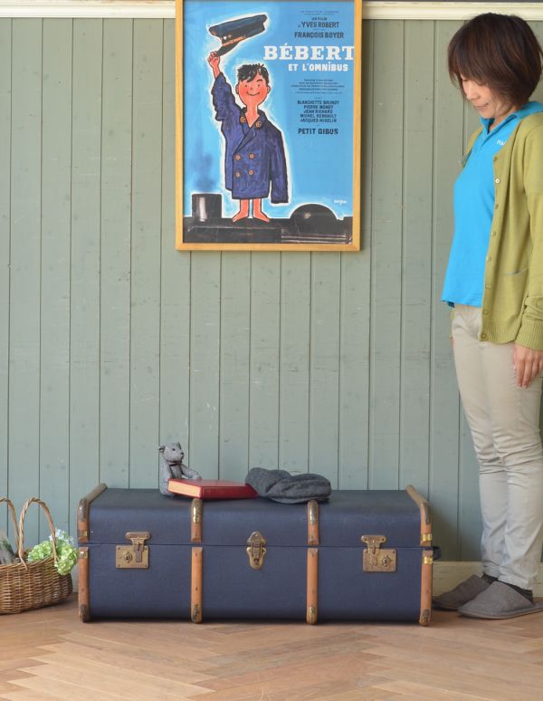 めずらしい家具　アンティーク家具　英国のオシャレなアンティーク雑貨、ブルーカラーのトランクケース。ソファやイスと合わせれば、コーヒーテーブルとしても使える便利な収納ボックスとして使えます。(d-1094-f)