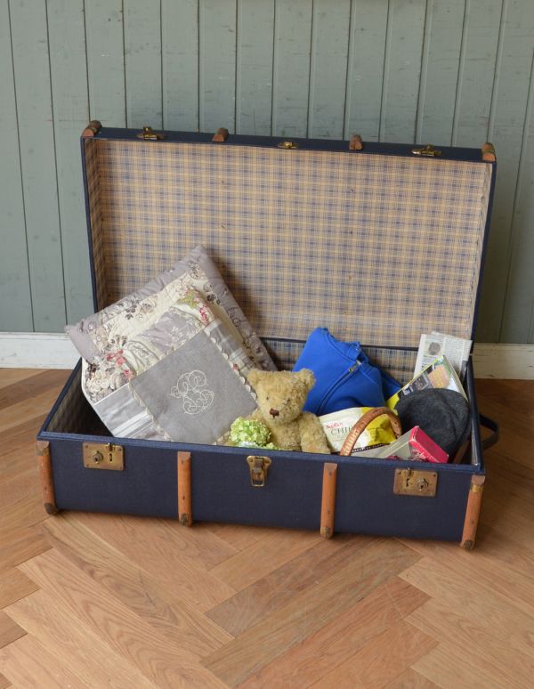 めずらしい家具　アンティーク家具　英国のオシャレなアンティーク雑貨、ブルーカラーのトランクケース。実用的にタオルや衣類を入れて頂けます。(d-1094-f)