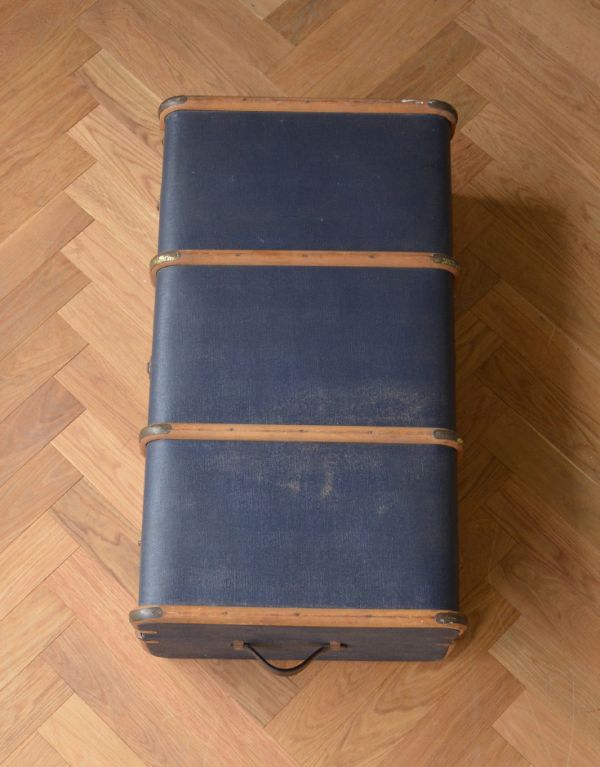 めずらしい家具　アンティーク家具　英国のオシャレなアンティーク雑貨、ブルーカラーのトランクケース。広くて丈夫な天板です。(d-1094-f)