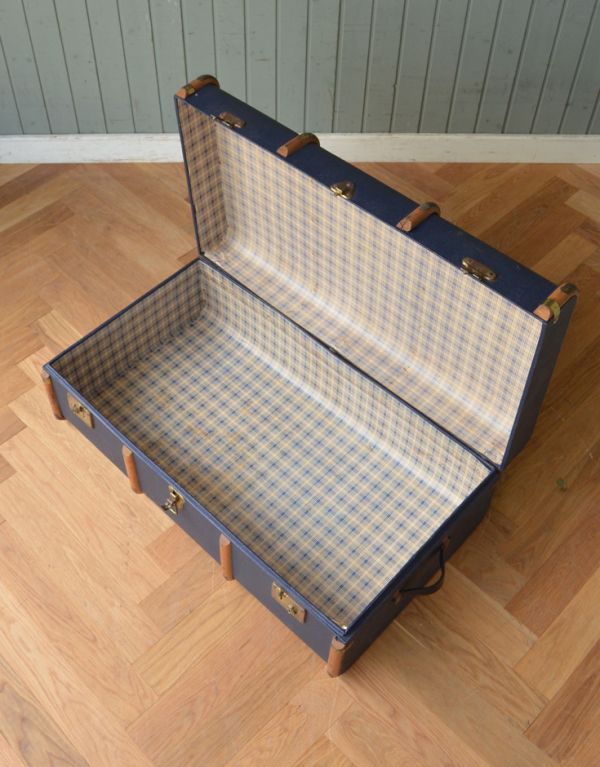 めずらしい家具　アンティーク家具　英国のオシャレなアンティーク雑貨、ブルーカラーのトランクケース。トランクの中は可愛いブルーのチェック柄。(d-1094-f)