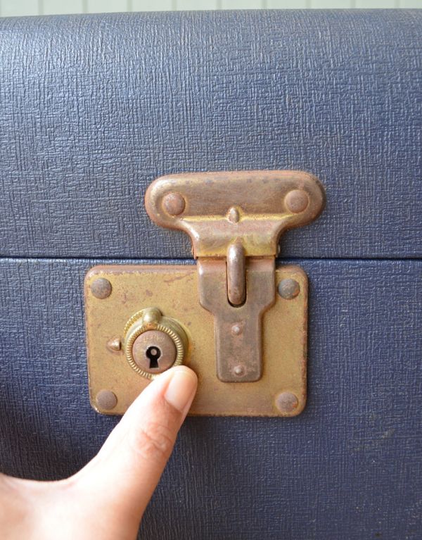 めずらしい家具　アンティーク家具　英国のオシャレなアンティーク雑貨、ブルーカラーのトランクケース。両サイドにロック（鍵）として使われていた金具があります。(d-1094-f)