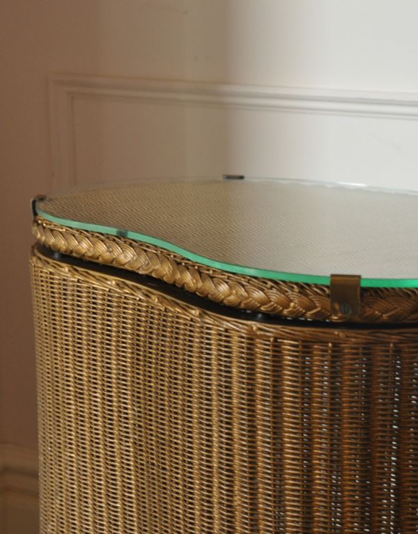 ロイドルーム アンティーク家具 アンティーク家具、ビーンズ型のロイドルームボックス(ゴールド)。ガラスはしっかり固定されているので、安定感があります。(d-1096-f)