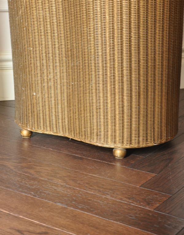 ロイドルーム アンティーク家具 アンティーク家具、ビーンズ型のロイドルームボックス(ゴールド)。底もしっかりとした安定感があります。(d-1096-f)