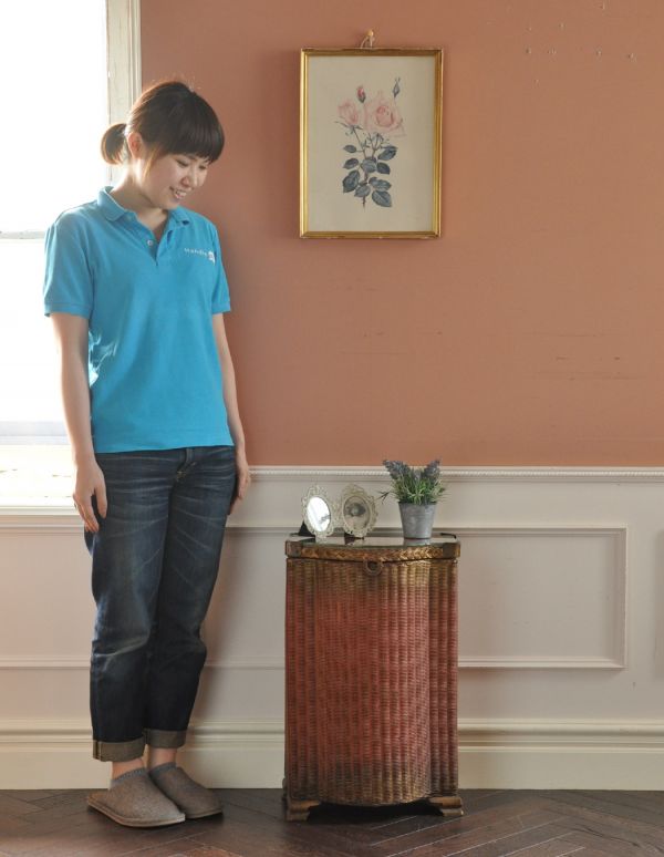 ロイドルーム　アンティーク家具　イギリスの伝統的なアンティーク家具、ロイドルームボックス（ピンク×ゴールド）。場所もとらないので、お部屋の空いたスペースに置いてみて下さい。(d-1097-f)