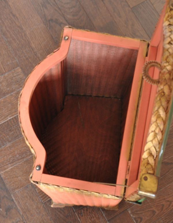 ロイドルーム　アンティーク家具　イギリスの伝統的なアンティーク家具、ロイドルームボックス（ピンク×ゴールド）。中も修復してあるので、実用的になんでも入れて頂けます。(d-1097-f)
