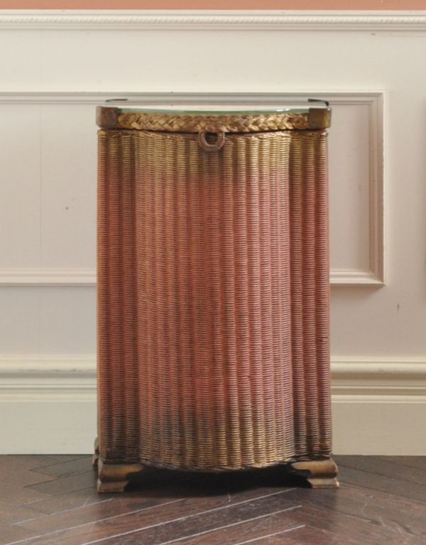 ロイドルーム　アンティーク家具　イギリスの伝統的なアンティーク家具、ロイドルームボックス（ピンク×ゴールド）。籐と違って裂けやきしみもなく、湿気にも強いんです。(d-1097-f)