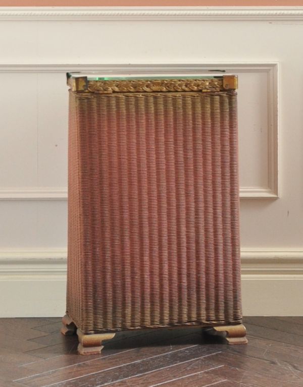 ロイドルーム　アンティーク家具　イギリスの伝統的なアンティーク家具、ロイドルームボックス（ピンク×ゴールド）。後ろもきれいに仕上がっています。(d-1097-f)