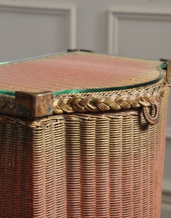 ロイドルーム　アンティーク家具　イギリスの伝統的なアンティーク家具、ロイドルームボックス（ピンク×ゴールド）。ガラスはしっかり固定されているので、安定感があります。(d-1097-f)