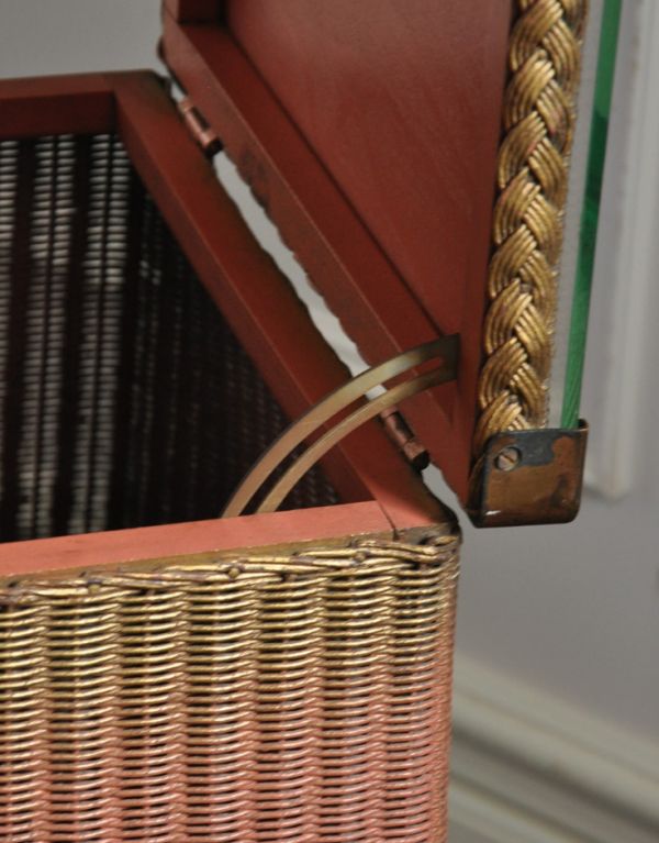 ロイドルーム　アンティーク家具　イギリスの伝統的なアンティーク家具、ロイドルームボックス（ピンク×ゴールド）。金具付いているので安心です。(d-1097-f)