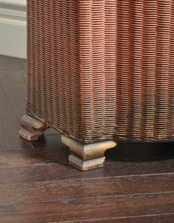 ロイドルーム　アンティーク家具　イギリスの伝統的なアンティーク家具、ロイドルームボックス（ピンク×ゴールド）。底もしっかりとした安定感があります。(d-1097-f)