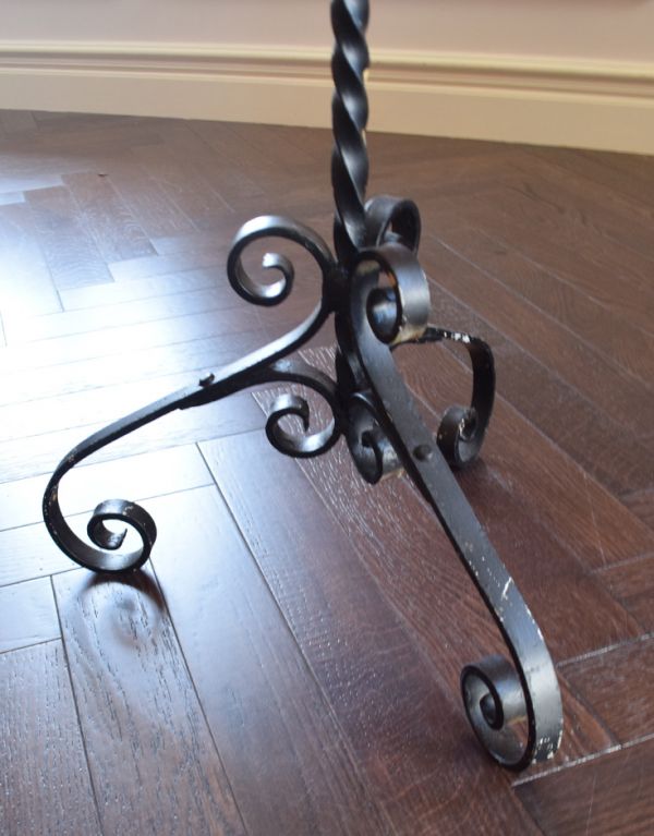 スタンドライト　照明・ライティング　フランス輸入のアンティーク照明、フリンジシェードのアイアンフロアランプ。しっかり支える安定した土台です。(d-1098-f)