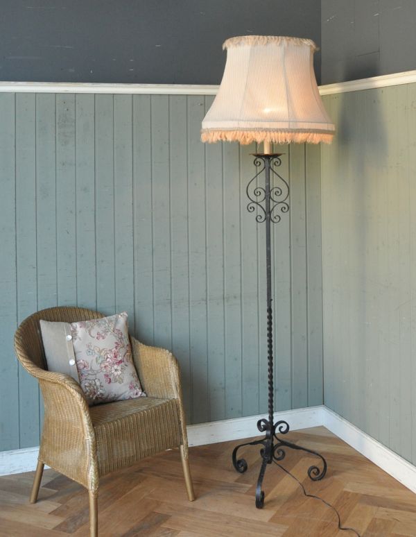 スタンドライト　照明・ライティング　フランスからのアンティーク照明、フリンジシェードのアイアンフロアランプ（Ｂ22シャンデリア球付）。背の高いフロアランプ。(d-1100-f)