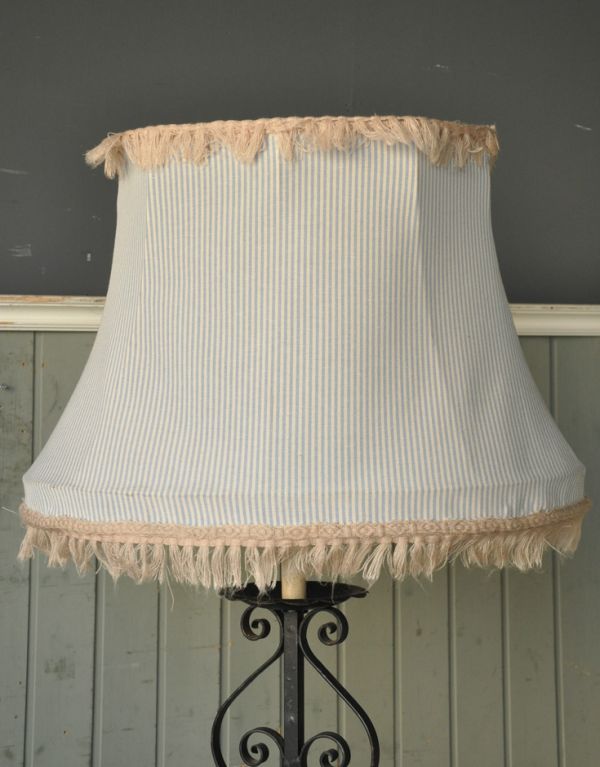 スタンドライト　照明・ライティング　フランスからのアンティーク照明、フリンジシェードのアイアンフロアランプ（Ｂ22シャンデリア球付）。ストライプの布シェードです。(d-1100-f)