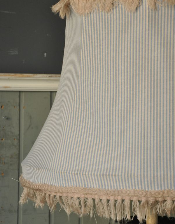 スタンドライト　照明・ライティング　フランスからのアンティーク照明、フリンジシェードのアイアンフロアランプ（Ｂ22シャンデリア球付）。フリンジの布シェードです。(d-1100-f)