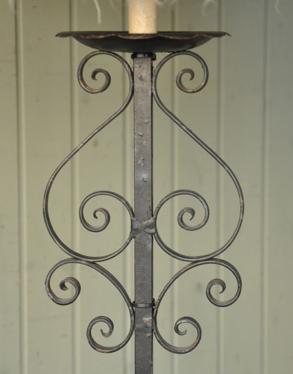 スタンドライト　照明・ライティング　フランスからのアンティーク照明、フリンジシェードのアイアンフロアランプ（Ｂ22シャンデリア球付）。スタンドの中央には、このような装飾が入っています。(d-1100-f)