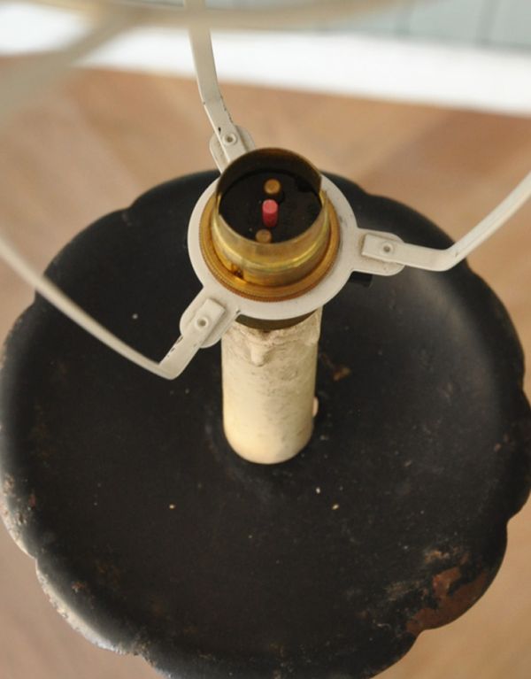 スタンドライト　照明・ライティング　フランスからのアンティーク照明、フリンジシェードのアイアンフロアランプ（Ｂ22シャンデリア球付）。全てオーバーホールしてありますので、安心してお使いください。(d-1100-f)