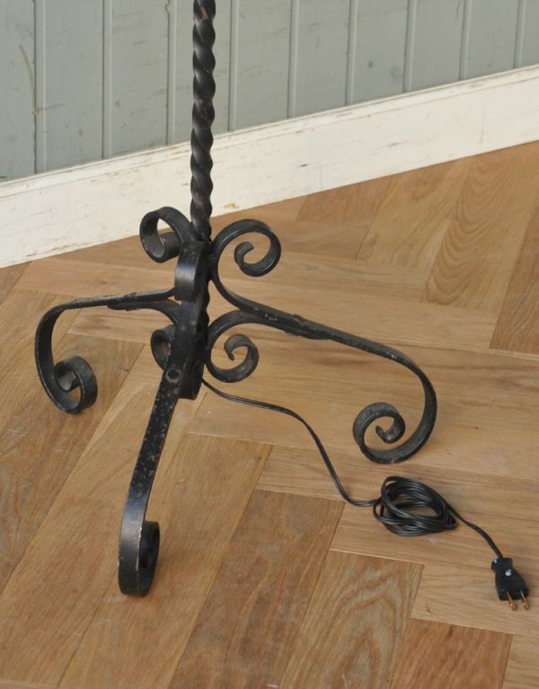 スタンドライト　照明・ライティング　フランスからのアンティーク照明、フリンジシェードのアイアンフロアランプ（Ｂ22シャンデリア球付）。しっかり支える安定した土台です。(d-1100-f)