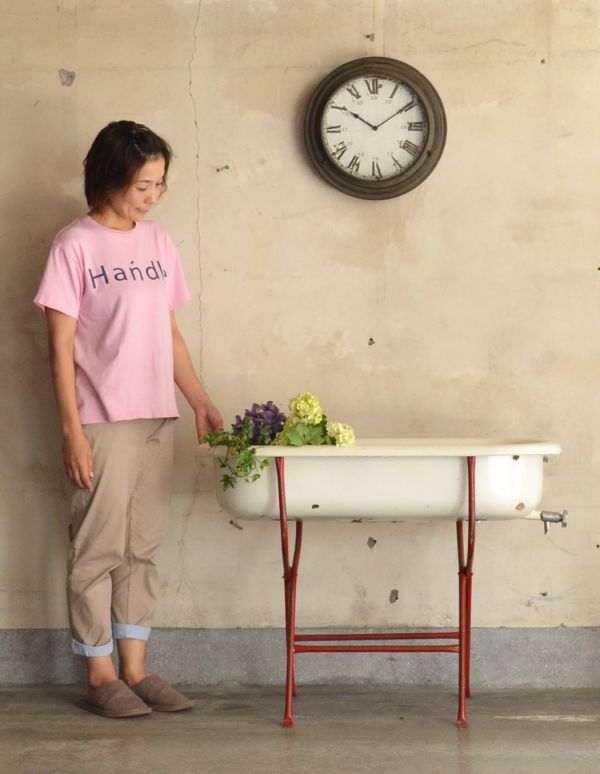 ガーデニング家具 アンティーク家具 赤色が可愛いアンティーク家具、シンプルな造りのベビーバス。庭を飾るエクステリアに使ってみたり、室内でホウロウのバスだけをディスプレイとして使っても良いですね。(d-1106-f)